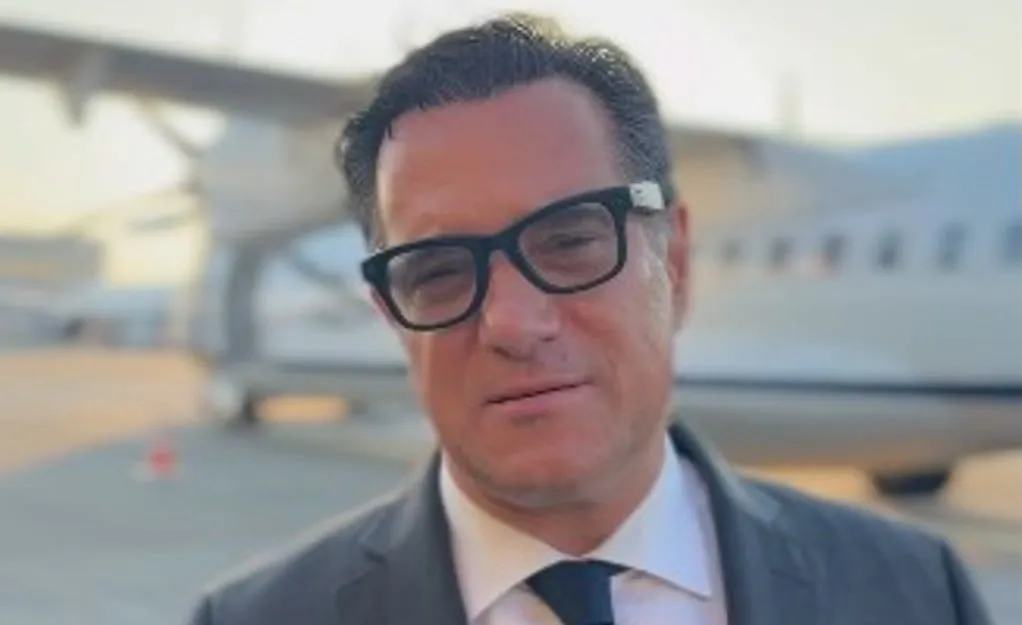 Ο υπουργός Γεωργιάδης με τα γυαλιά Ray-Ban Meta