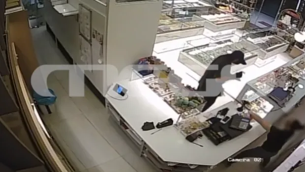 Υπάλληλος ζαχαροπλαστείου χτυπά ληστή με σφουγγαρίστρα στη Νίκαια