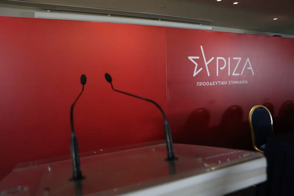 Λογότυπο ΣΥΡΙΖΑ σε πολιτική συνεδρίαση
