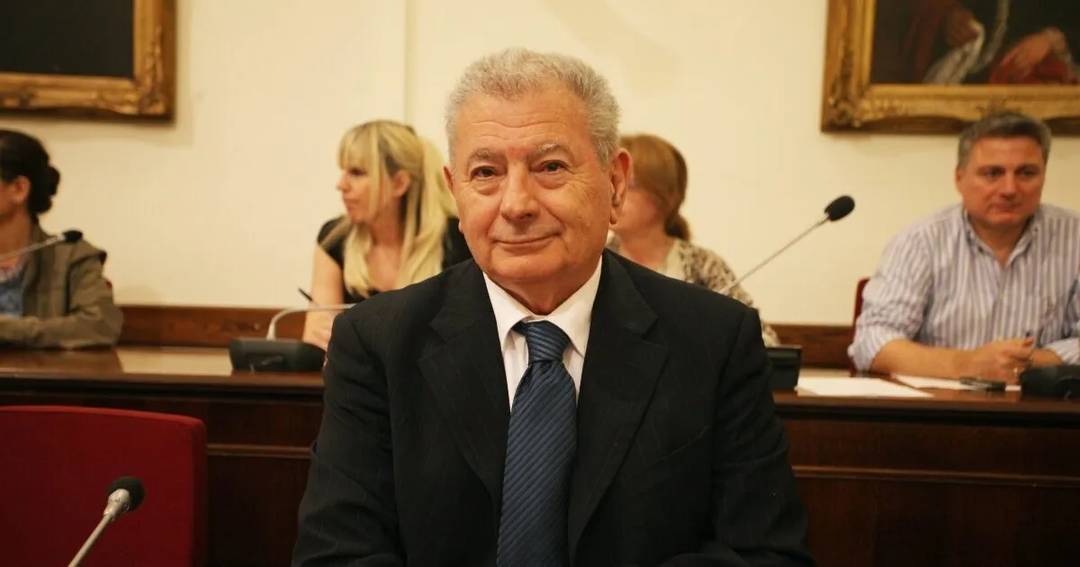Δικαστήριο δίκης Βαλυράκη με τους δύο κατηγορούμενους ψαράδες