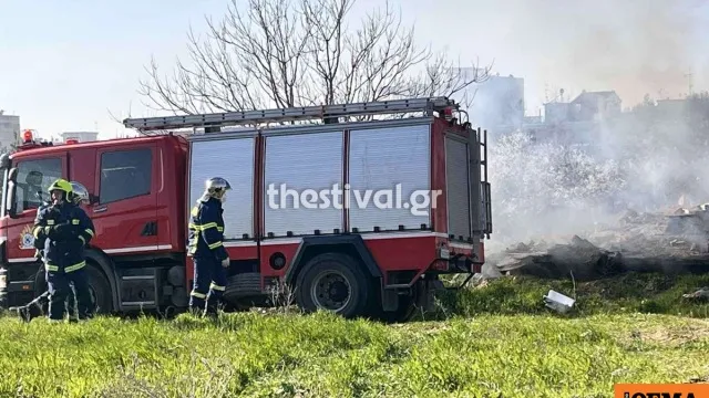 Πυροσβέστες κατασβήνουν φωτιά σε χαμηλή βλάστηση στη Θέρμη Θεσσαλονίκης
