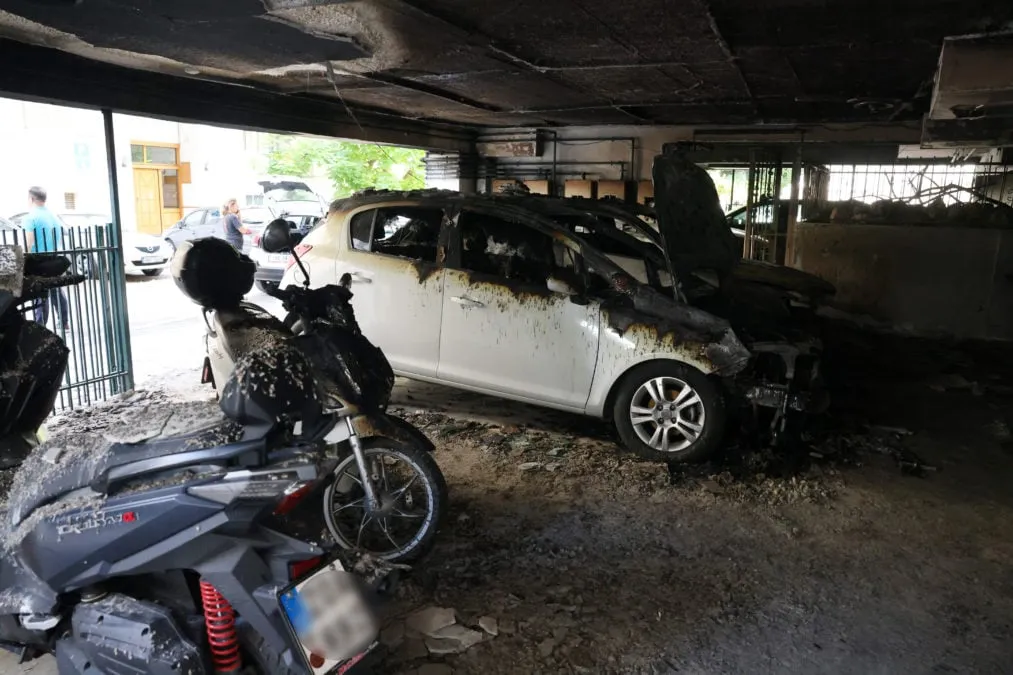 Πυροσβέστες σε κατοικία μετά από εμπρηστική επίθεση στη Θεσσαλονίκη