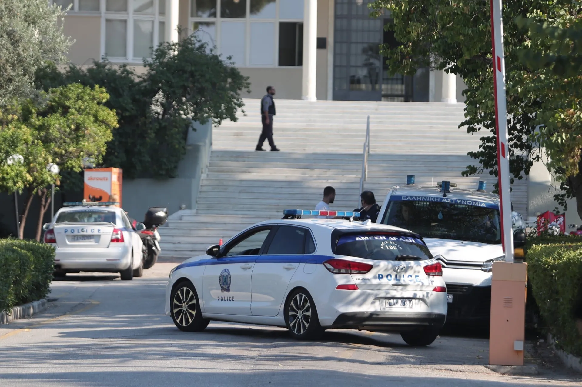 Ασθενοφόρα και πυροσβέστες έξω από το Σισμανόγλειο Νοσοκομείο
