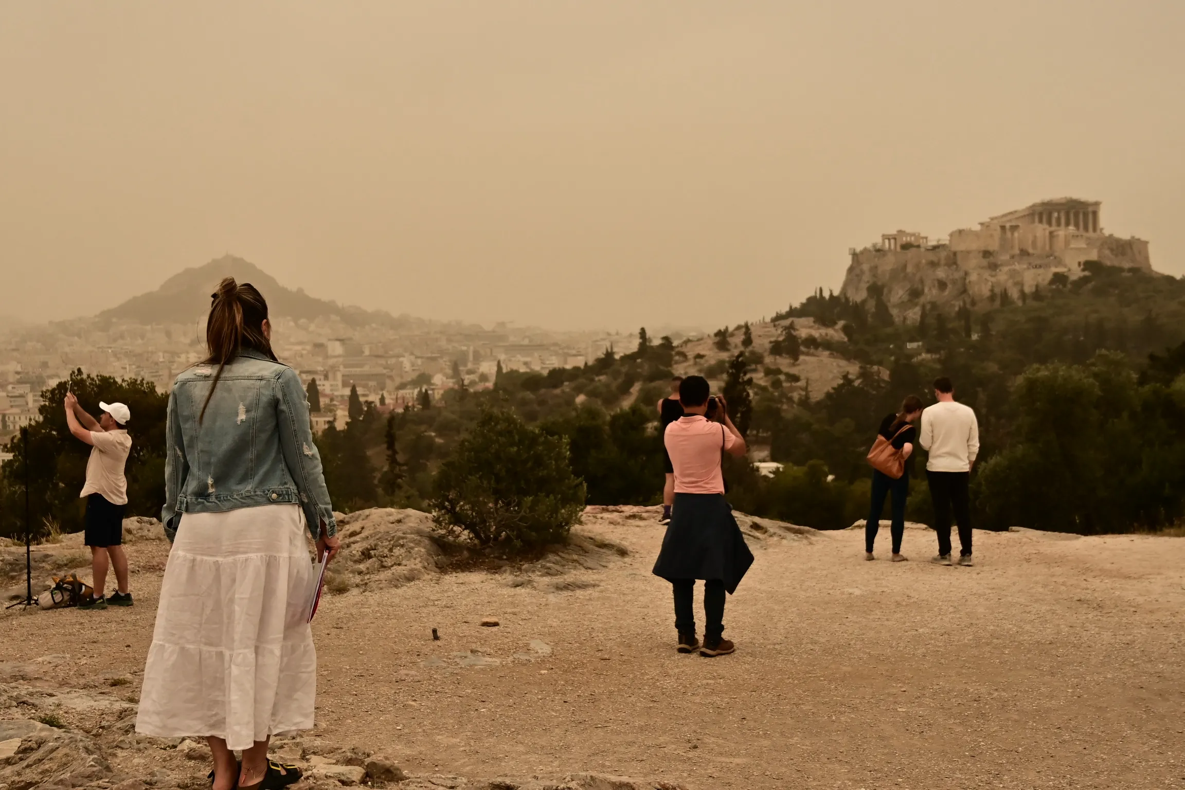 Σαχαριανή σκόνη πάνω από ελληνικό τοπίο και ουρανό