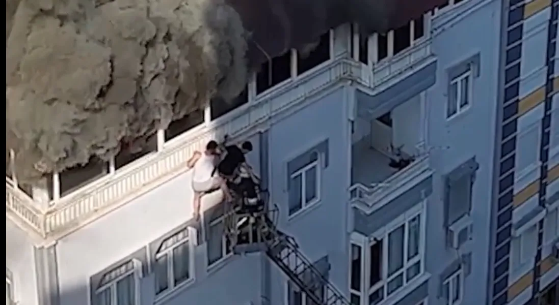 Πυροσβέστες διασώζουν εγκλωβισμένους από φωτιά στην Αττάλεια