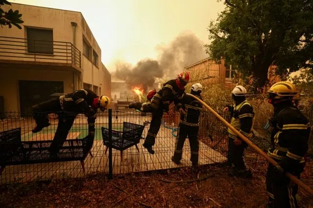 Πυρκαγιά και καπνός στη Ζιρόντ της Γαλλίας