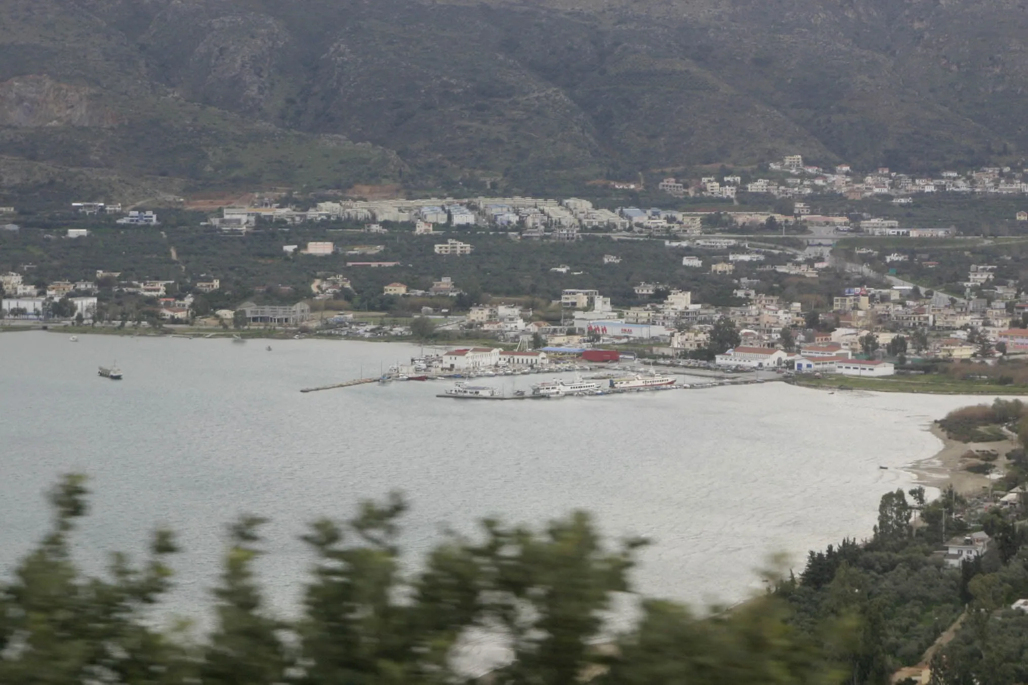 Σύγκρουση δύο πλοίων στο λιμάνι της Σούδας