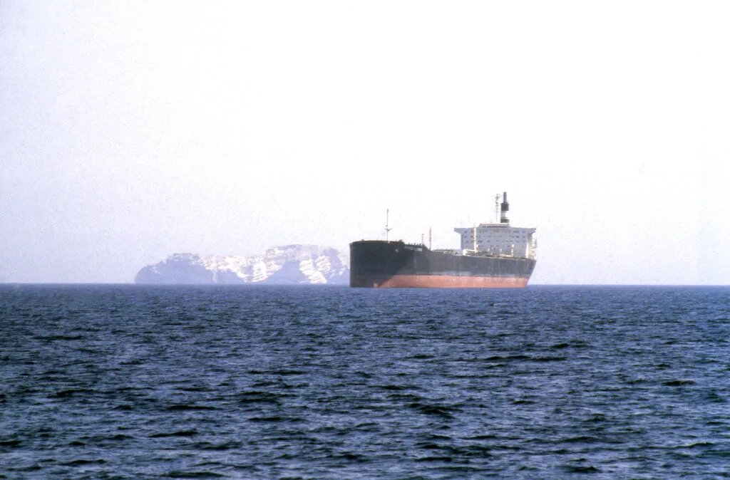 Πλοίο εμπορευματοκιβωτίων στα Στενά του Ορμούζ