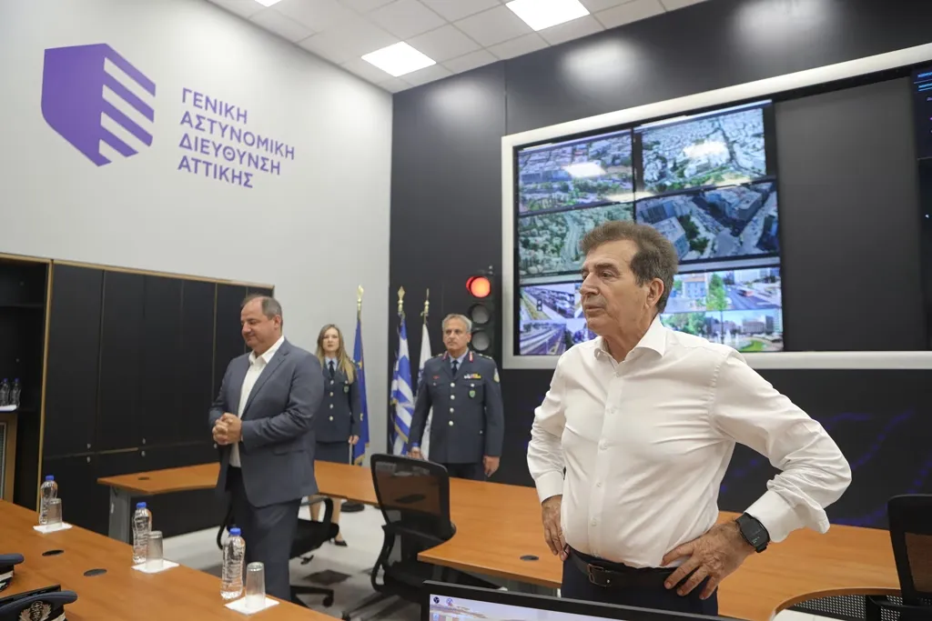 Αστυνομικοί παρακολουθούν οθόνες του συστήματος Traffic Commander στο ΘΕΠΕΚ