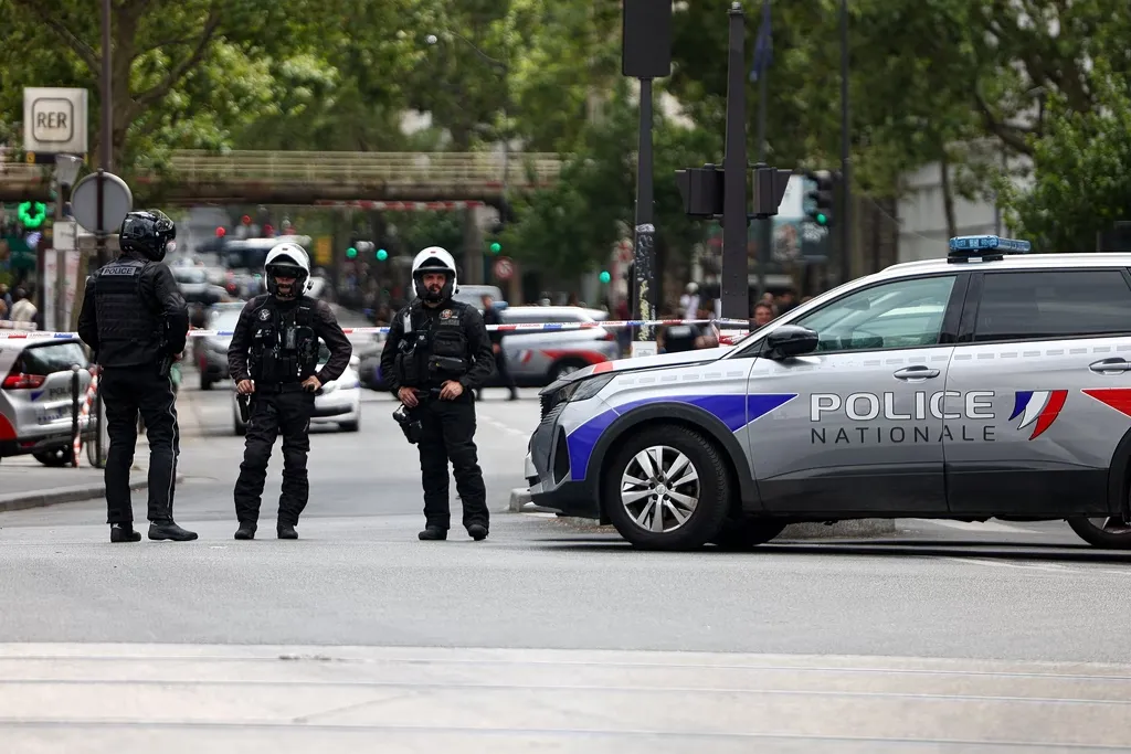 Αστυνομικός αποκλεισμός έξω από σπίτι στη Γαλλία