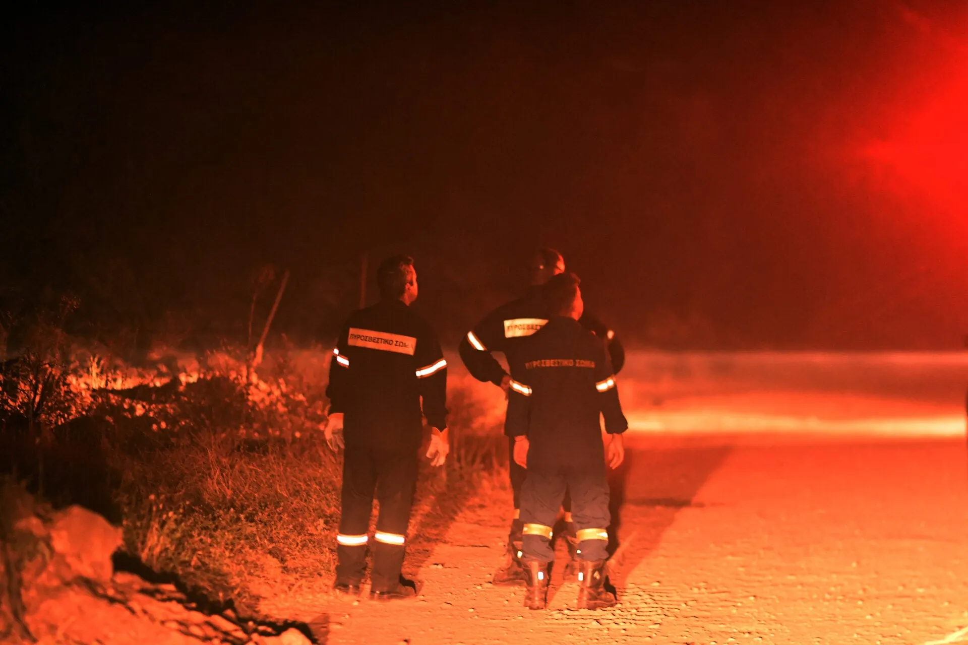 Πυροσβέστες κατασβήνουν δασική πυρκαγιά στο όρος Καρβούνη Σάμου