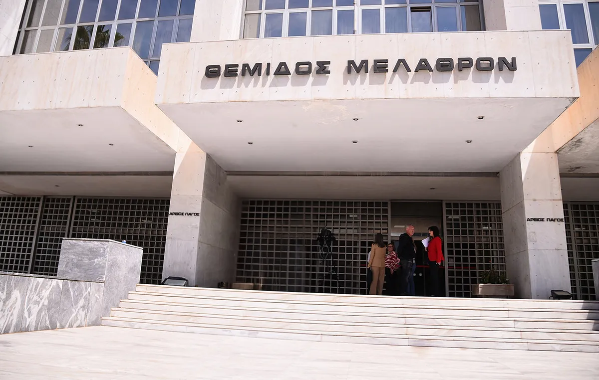 Πυροσβεστικά οχήματα έξω από το κτίριο του Αρείου Πάγου