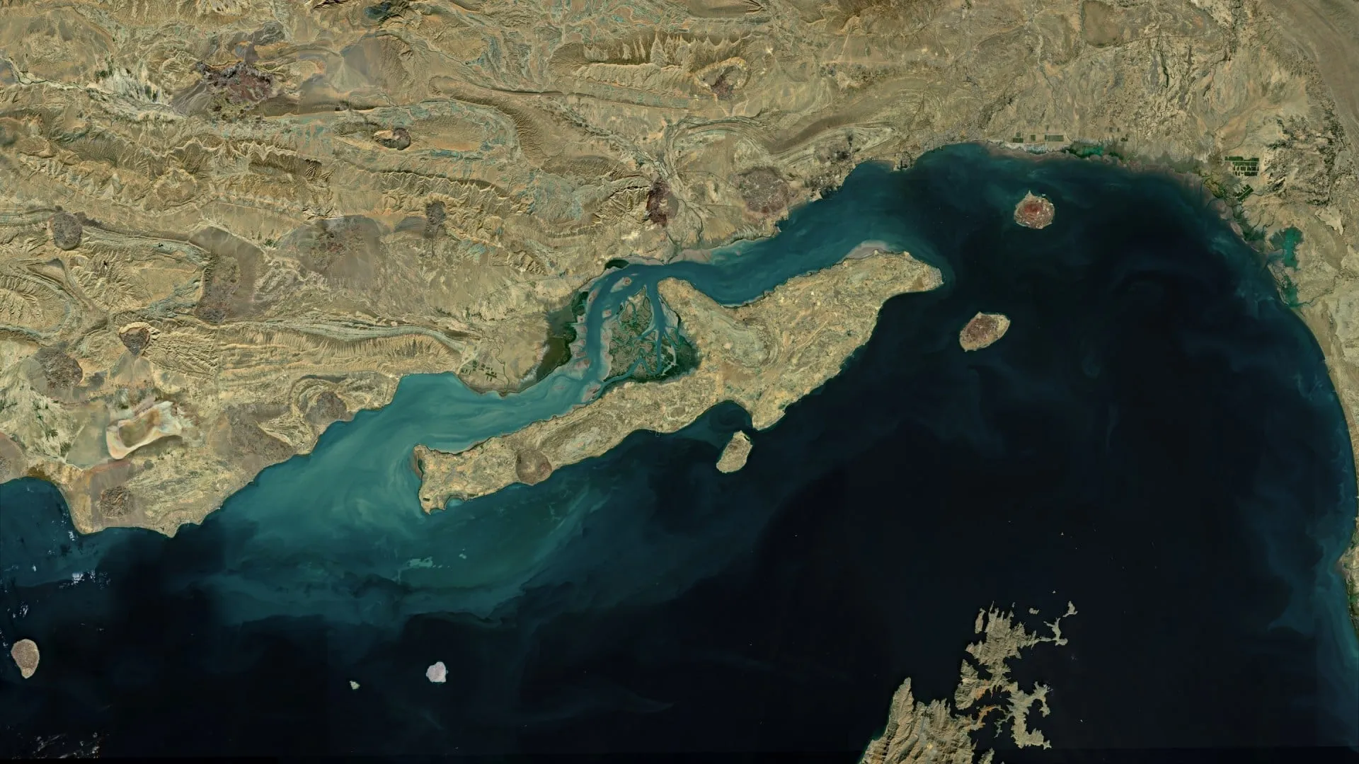 Συντρίμμια κτηρίου μετά από αμερικανικό πλήγμα στο Κεσμ