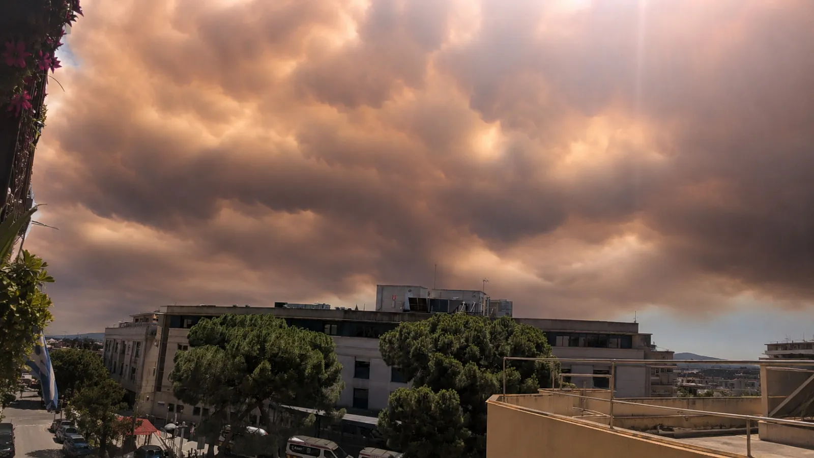 Πυκνός καπνός από πυρκαγιά κοντά στην Κόστα Μπράβα