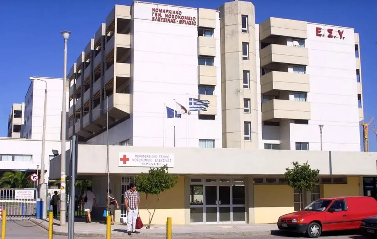 Πυροσβέστες επιχειρούν στο Θριάσιο Νοσοκομείο στην Ελευσίνα