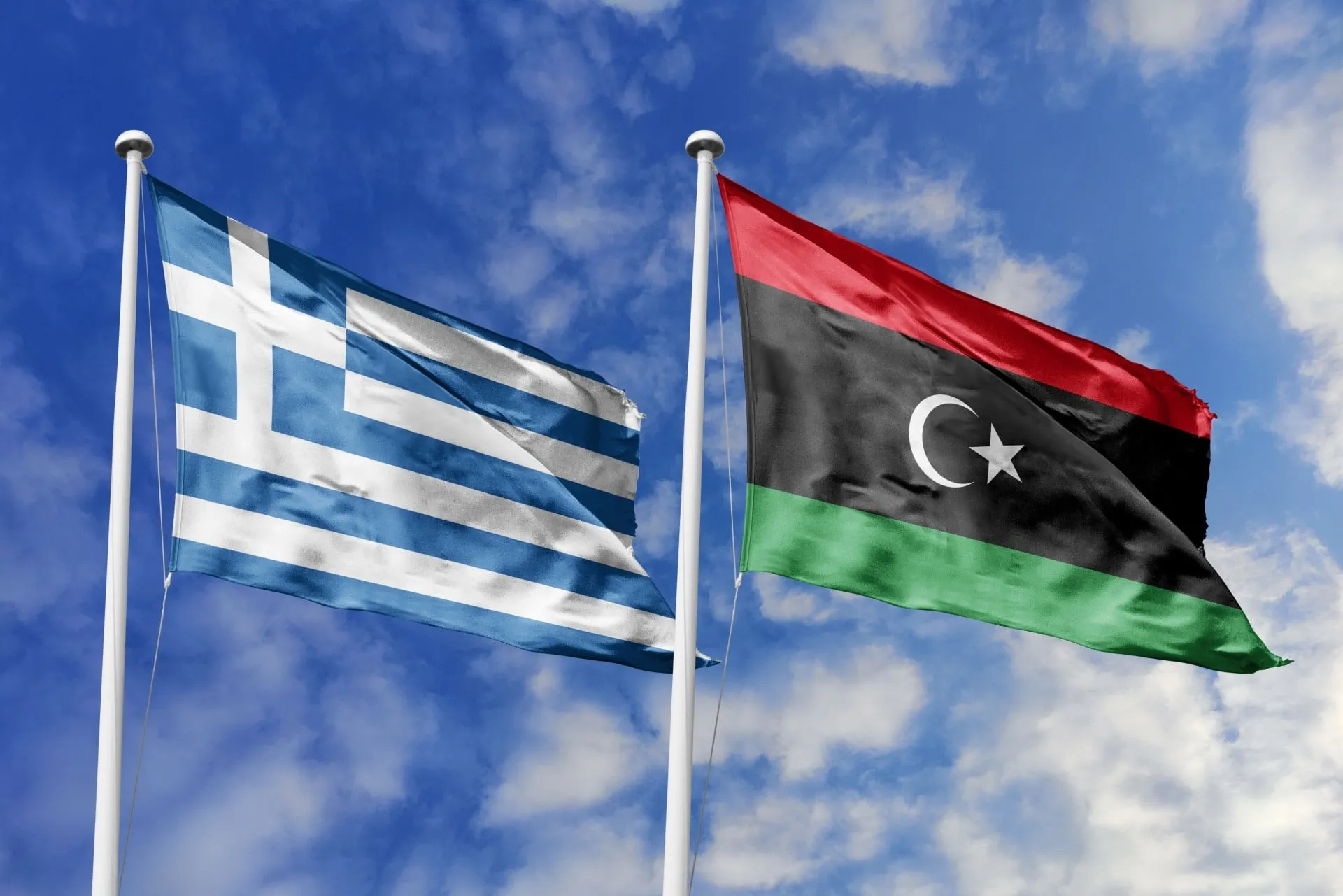 Σημαίες Ελλάδας και Λιβύης σε διπλωματική συνάντηση