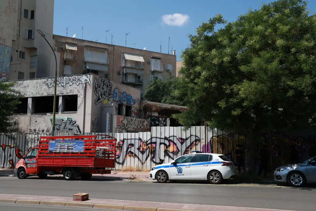 Αστυνομικός αποκλεισμός σε εγκαταλελειμμένο κτίριο στην Κυψέλη
