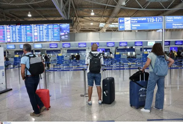 Αστυνομικός έλεγχος στις αναχωρήσεις του αεροδρομίου Ελευθέριος Βενιζέλος