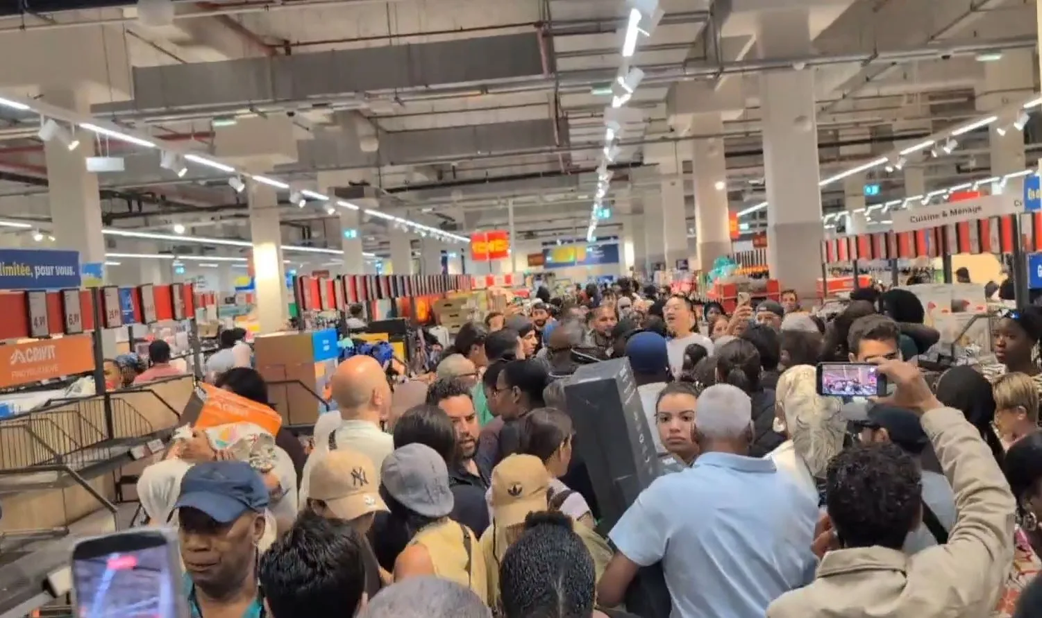 Πλήθος κόσμου έξω από κατάστημα Lidl στη Γαλλία για κλιματιστικά