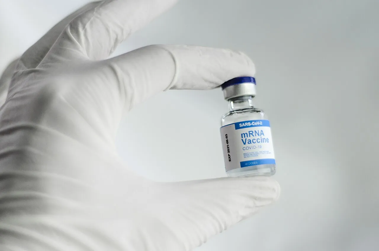 Φιαλίδια εμβολίου mRNA και σύριγγα σε εργαστήριο