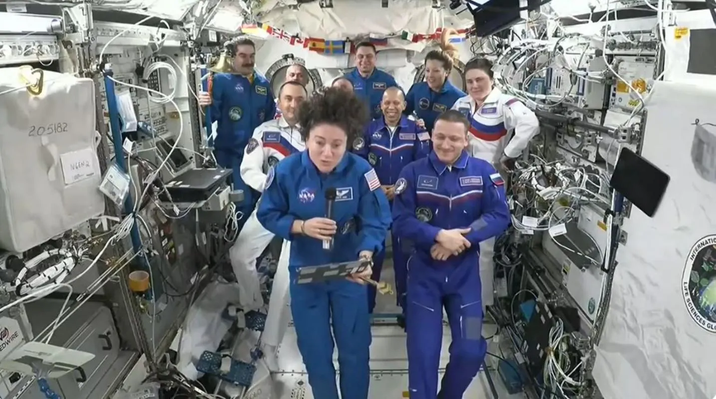 Το διαστημόπλοιο Soyuz MS-28 προσγειώνεται στο Καζακστάν