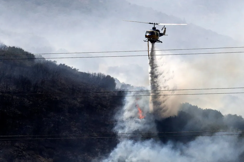 Πυροσβεστικά οχήματα επιχειρούν στη φωτιά στο Δερβένι Θεσσαλονίκης