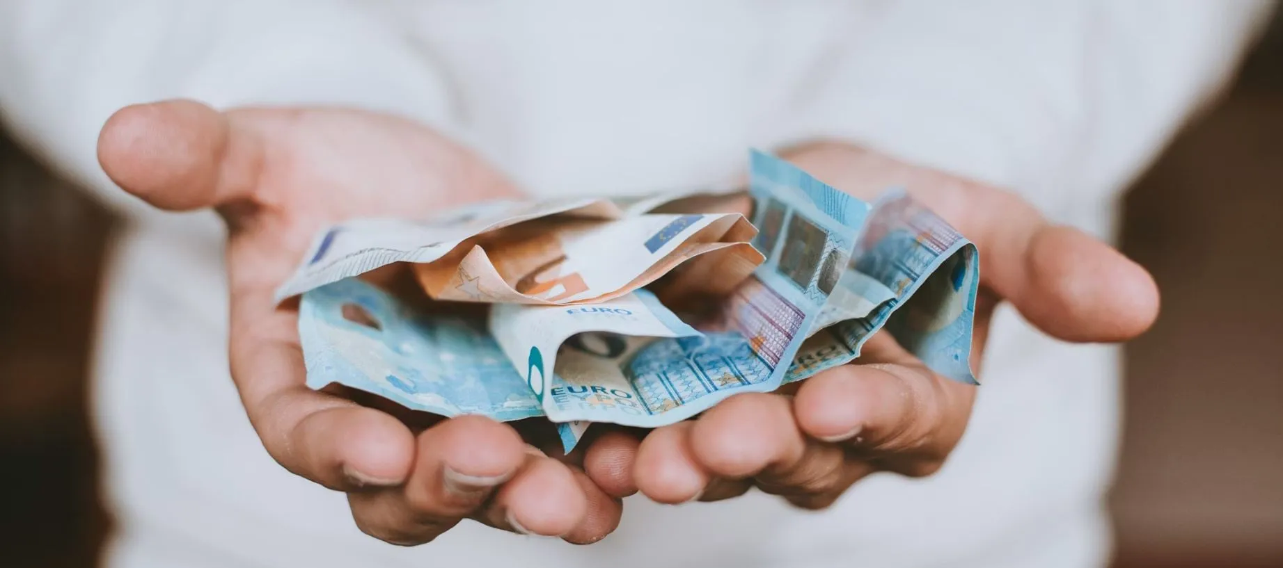 Συνταξιούχος ελέγχει ημερομηνίες πληρωμής σύνταξης e-ΕΦΚΑ