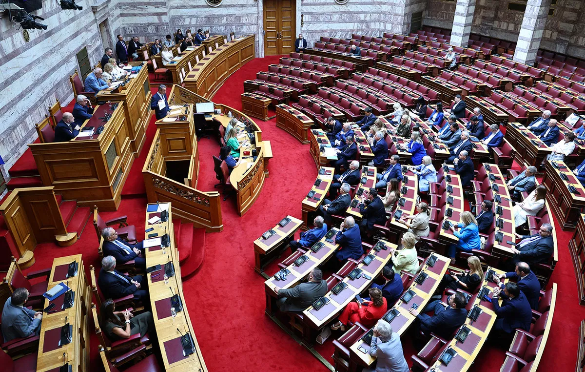 Ο Κυριάκος Μητσοτάκης μιλάει στη Βουλή