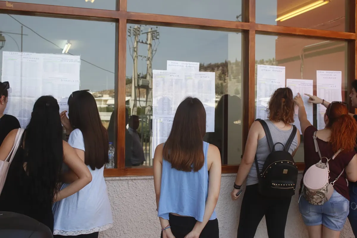 Υποψήφιοι διαβάζουν αποτελέσματα Πανελλαδικών Εξετάσεων 2026