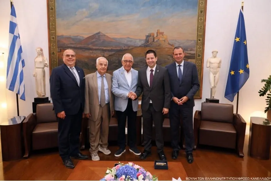 Ο Κακλαμάνης και ο Σιάσος υπογράφουν μνημόνιο συνεργασίας Βουλής ΕΚΠΑ