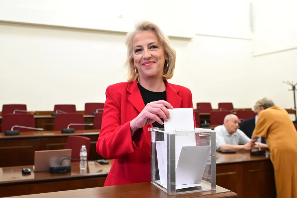 Ρένα Δούρου πρόεδρος Κοινοβουλευτικής Ομάδας ΣΥΡΙΖΑ