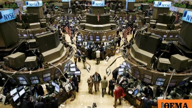 Οθόνη χρηματιστηρίου με πτώση δεικτών Wall Street