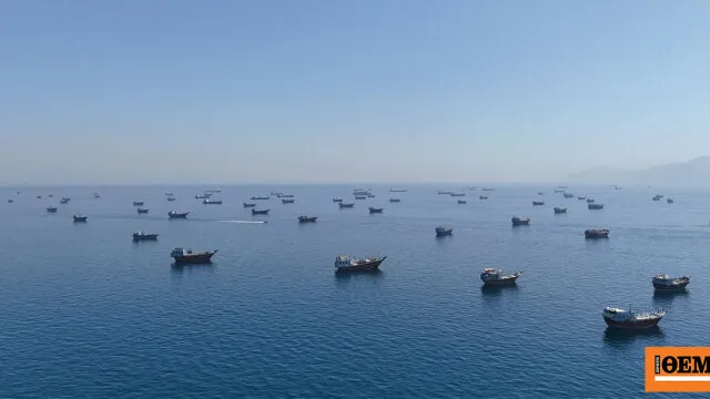 Τάνκερ πλέει κοντά στα Στενά του Ορμούζ