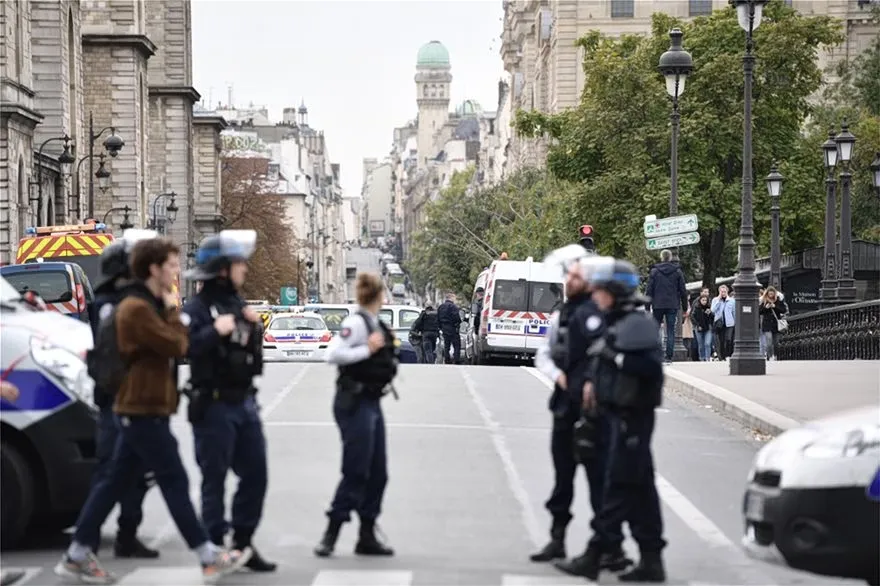 Αστυνομικοί στο σημείο της επίθεσης με μαχαίρι στο Παρίσι