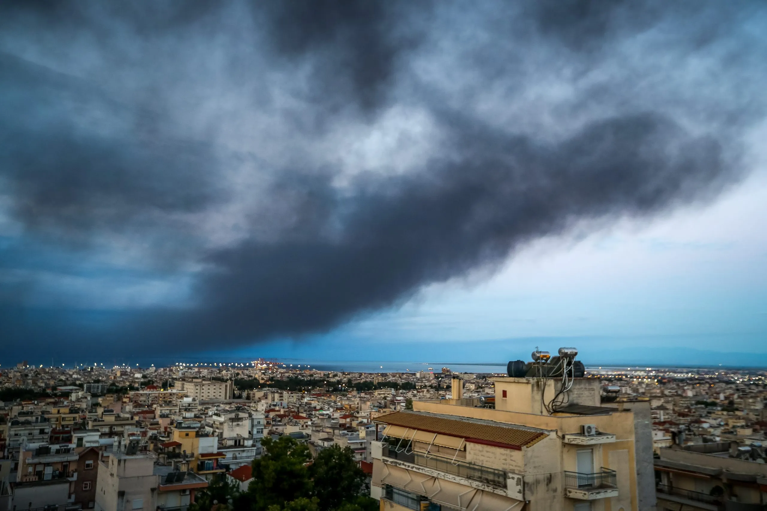 Πυκνός καπνός από τη φωτιά στο εργοστάσιο ανακύκλωσης στο Ωραιόκαστρο