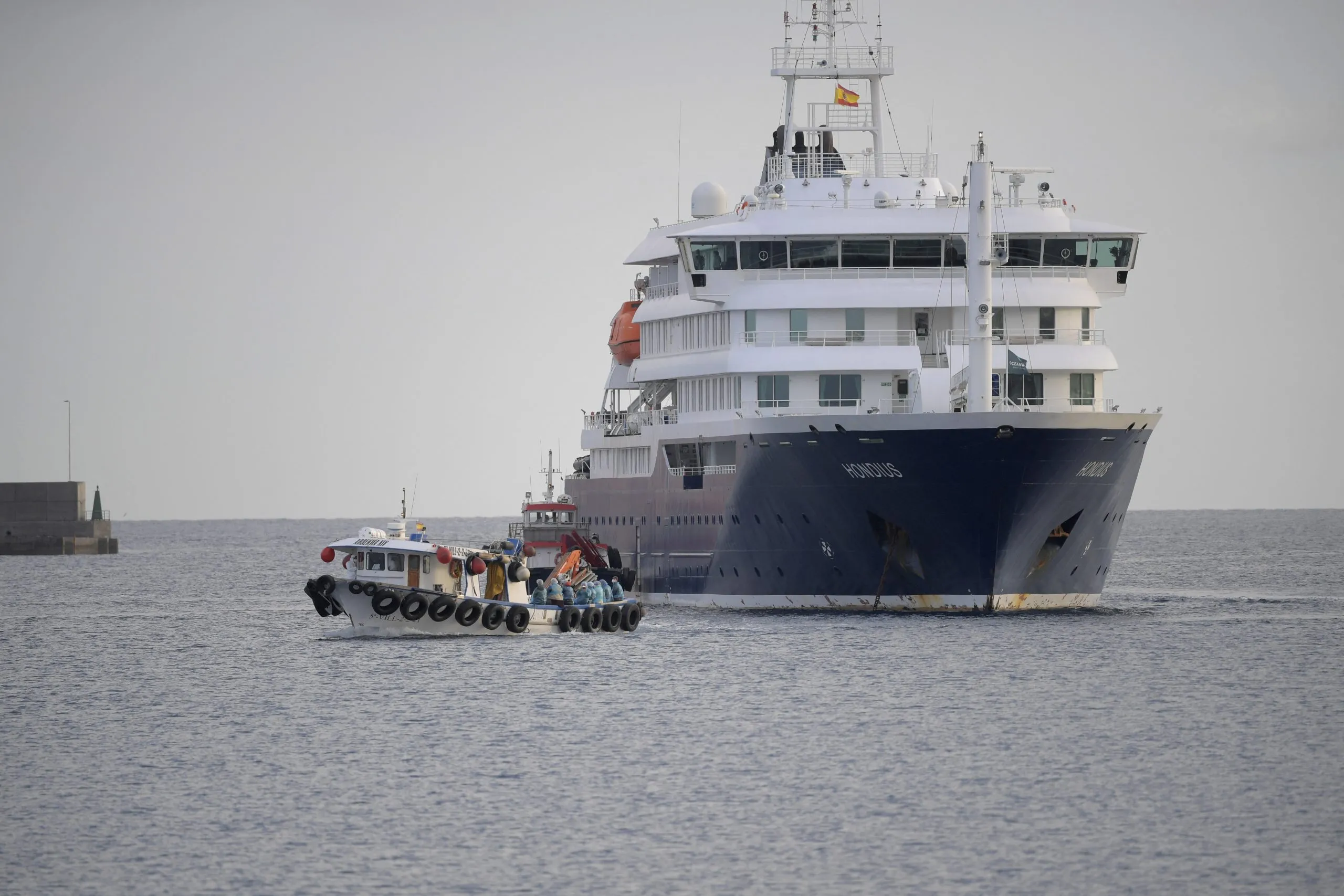 Κρουαζιερόπλοιο MV Hondius σε λιμάνι