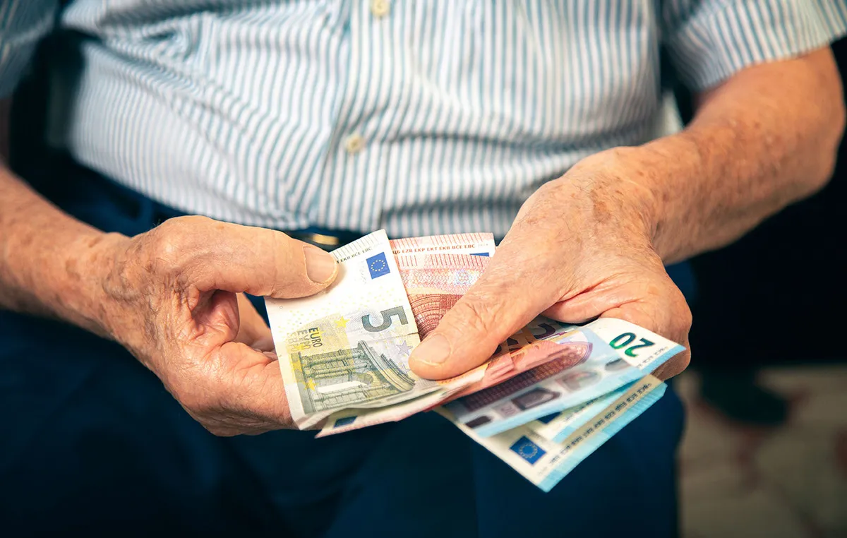 Συνταξιούχος ελέγχει πληρωμή σύνταξης Αυγούστου σε ATM