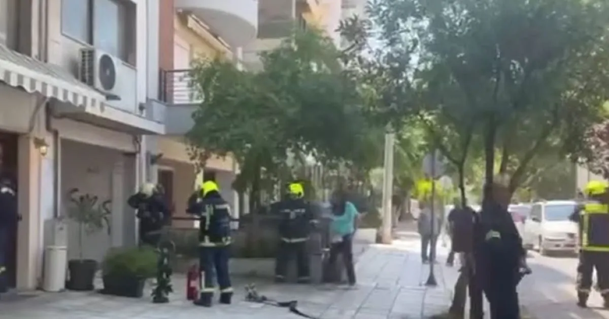 Πυροσβέστες σβήνουν φωτιά σε διαμέρισμα στην Καλαμαριά