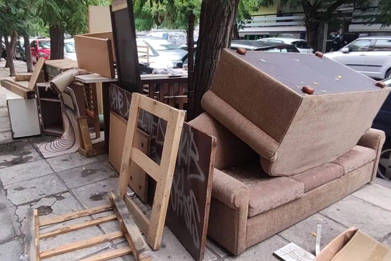 Δικογραφία σε δύο 39χρονους για έπιπλα στο πεζοδρόμιο