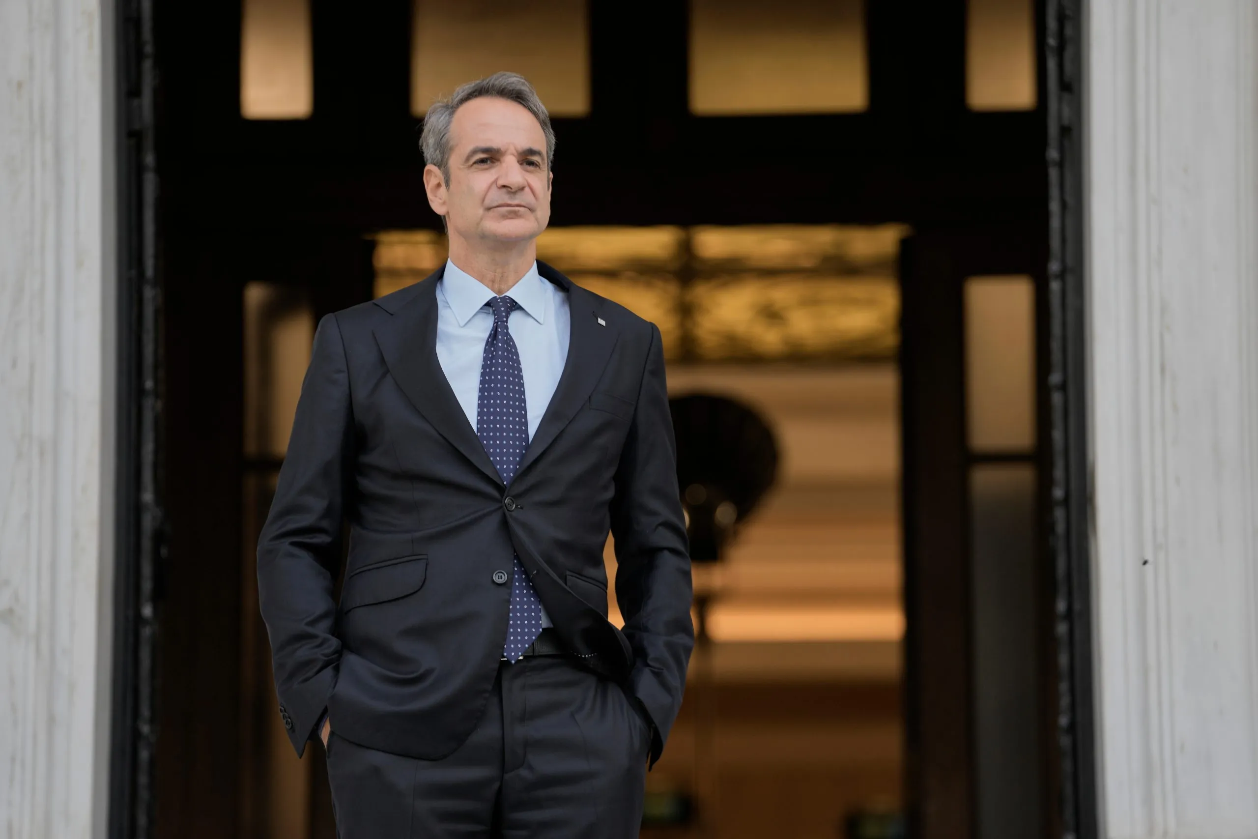 Πυροσβέστες επιχειρούν σε δασική πυρκαγιά στην Κεντρική Μακεδονία