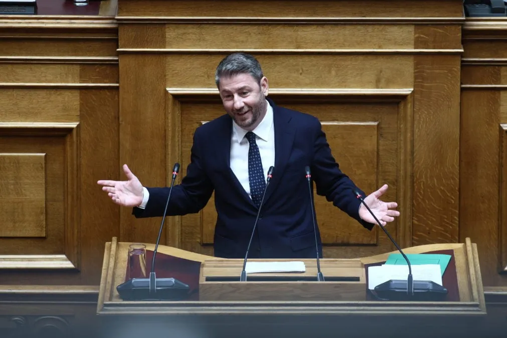 Ο Ανδρουλάκης μιλά στη Βουλή για το Σύνταγμα
