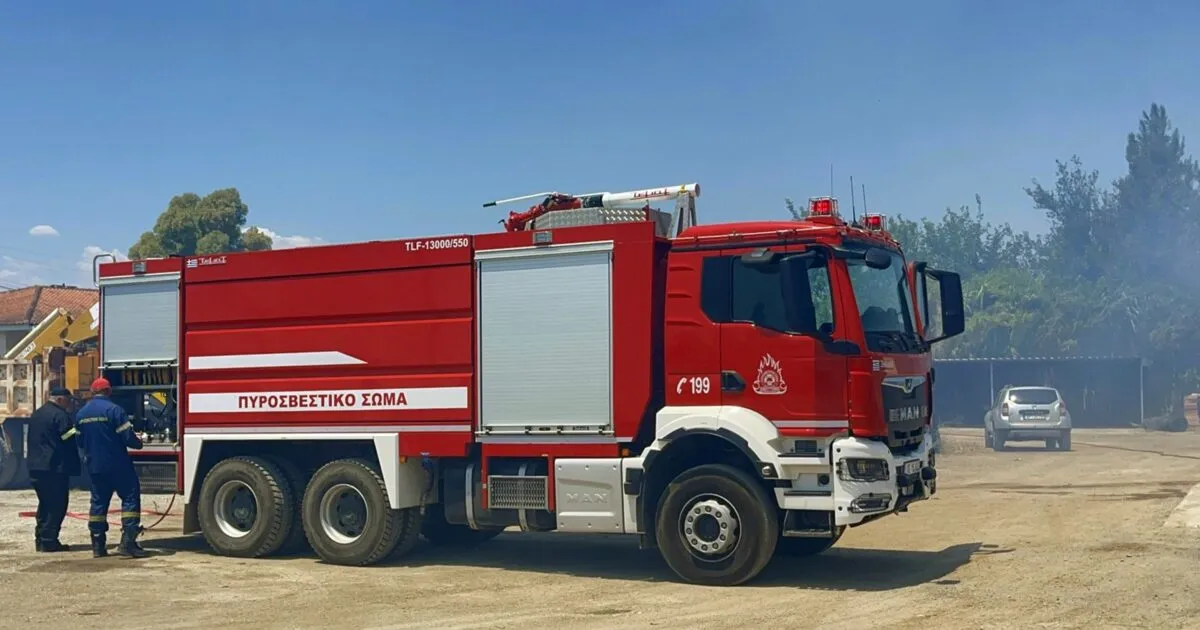 Πυροσβεστικά οχήματα επιχειρούν σε φωτιά στη Σητεία Λασιθίου