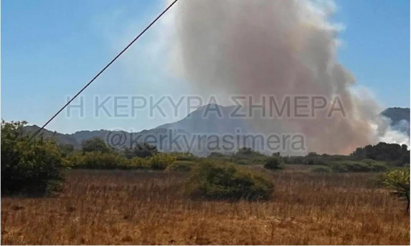 Πυροσβεστικό ελικόπτερο επιχειρεί σε φωτιά στην Κέρκυρα
