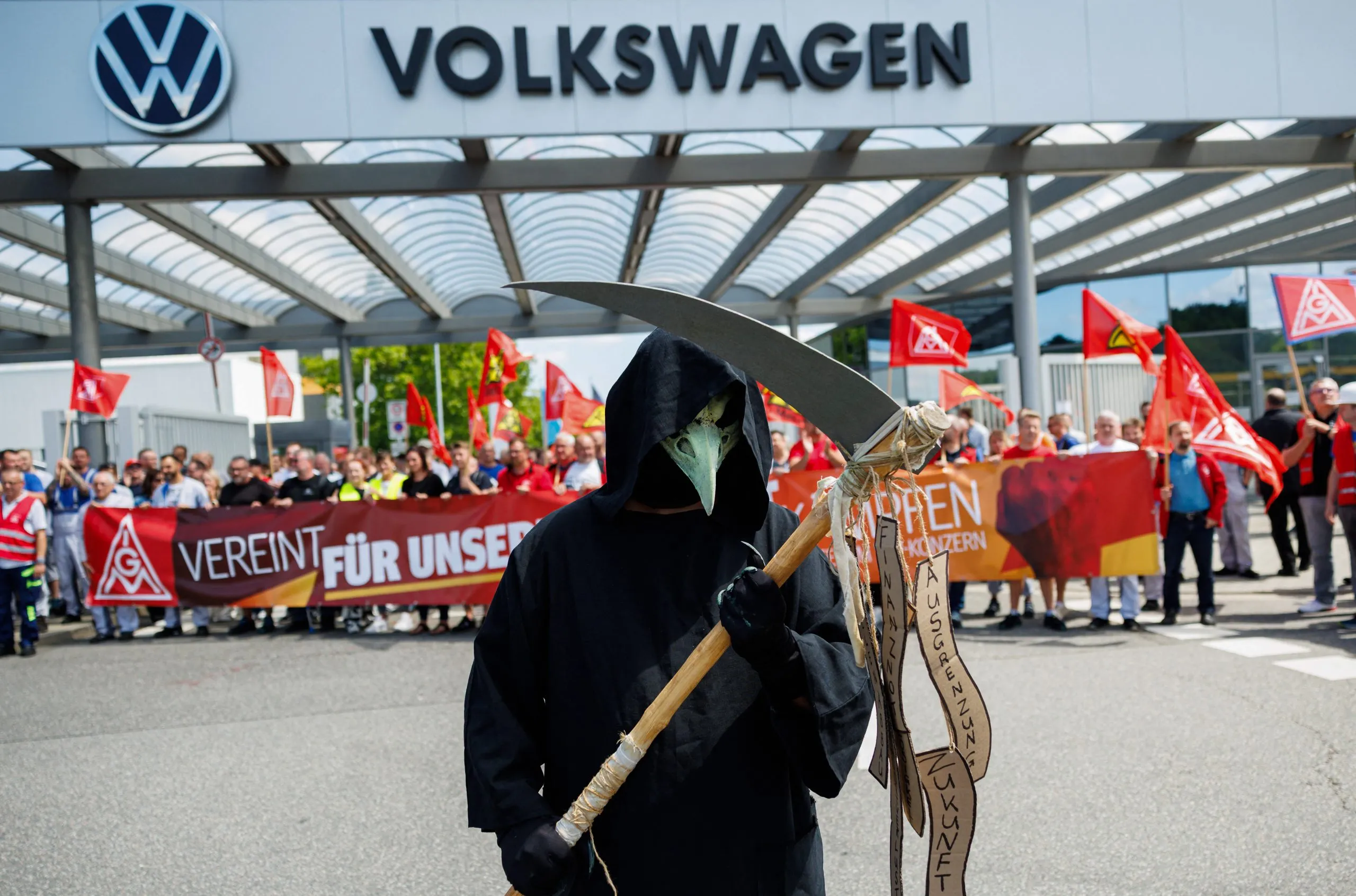 Εργαζόμενοι της Volkswagen διαδηλώνουν στο Βόλφσμπουργκ