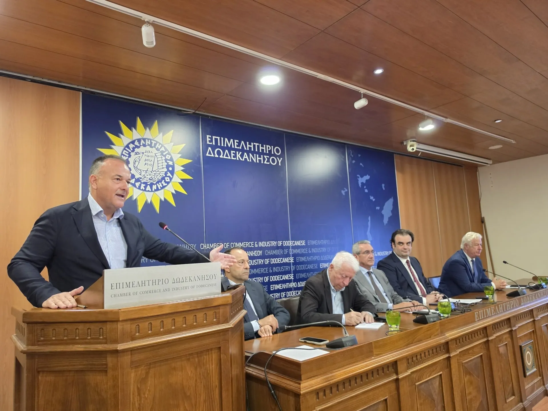 Ο Πιερρακάκης μιλά σε εκδήλωση στη Ρόδο