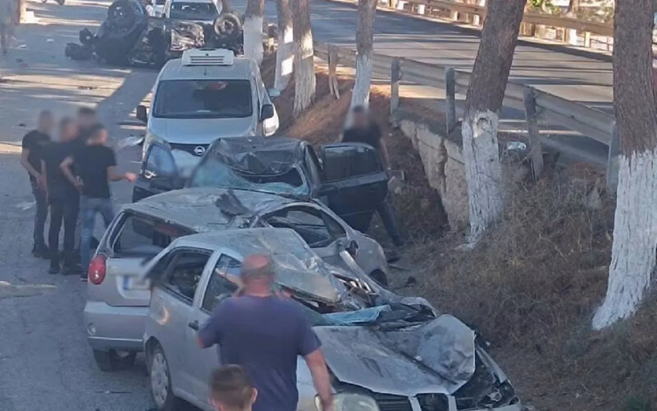 Ανατραμμένο αυτοκίνητο μετά από τροχαίο στη Χερσόνησο
