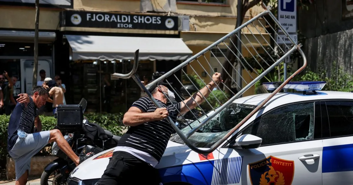 Αστυνομικοί με ασπίδες έξω από το κοινοβούλιο της Αλβανίας στα Τίρανα