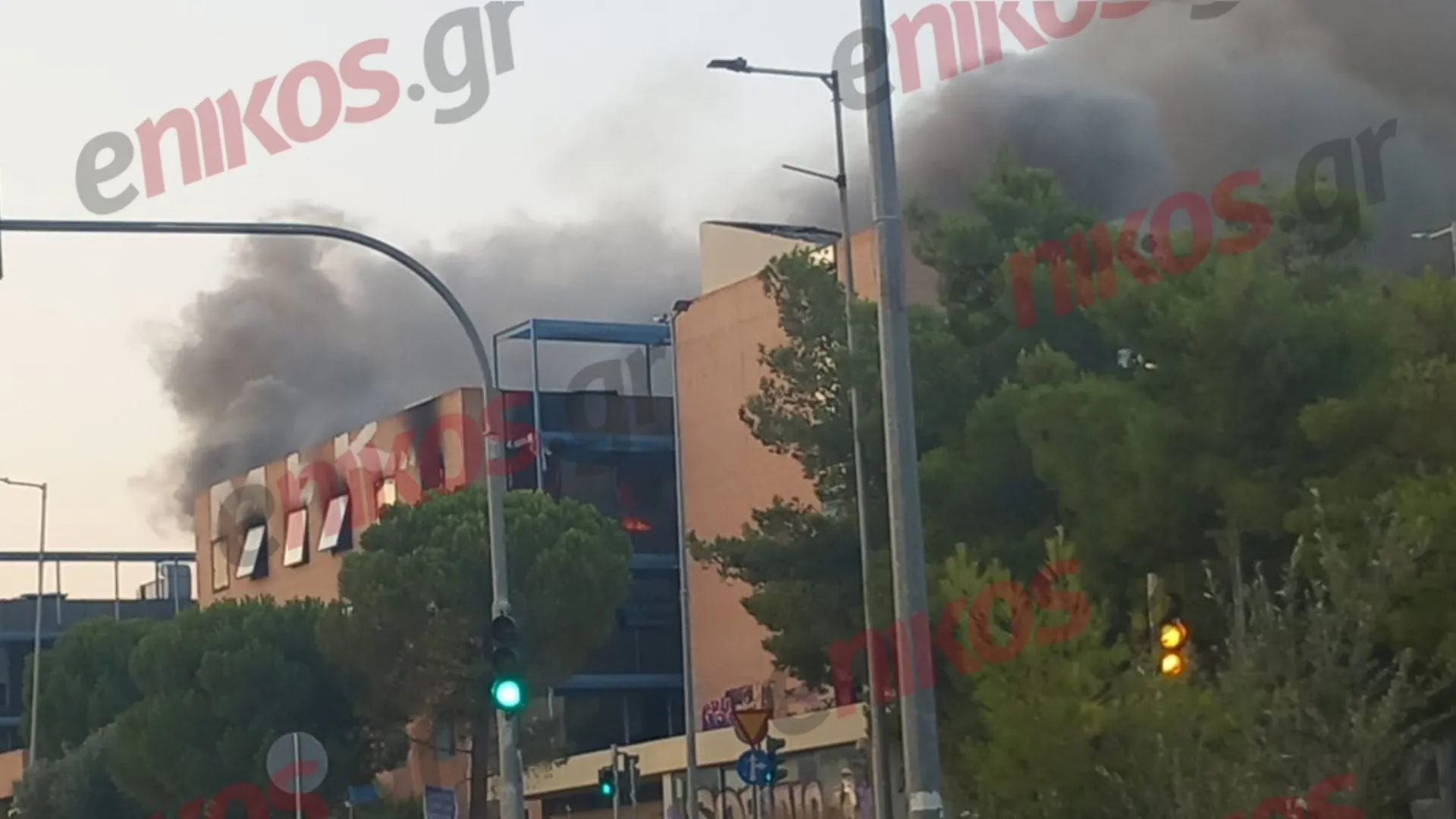 Πυροσβεστικά οχήματα σε φωτιά κοντά στο Ολυμπιακό Χωριό