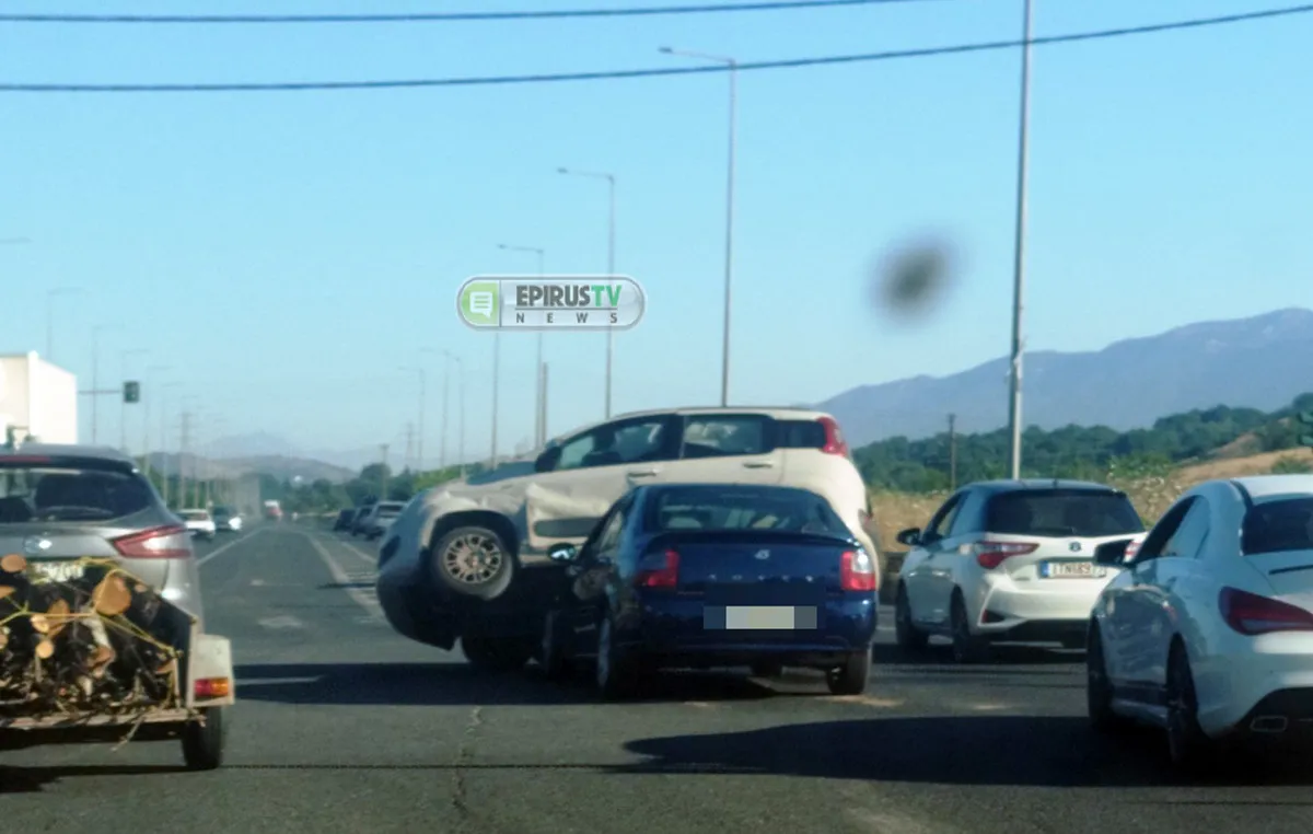 Αυτοκίνητο πάνω σε άλλο μετά από τροχαίο στα Ιωάννινα