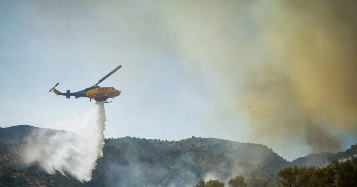 Πυροσβεστικό ελικόπτερο ρίχνει νερό στη φωτιά στο Πλωμάρι Λέσβου